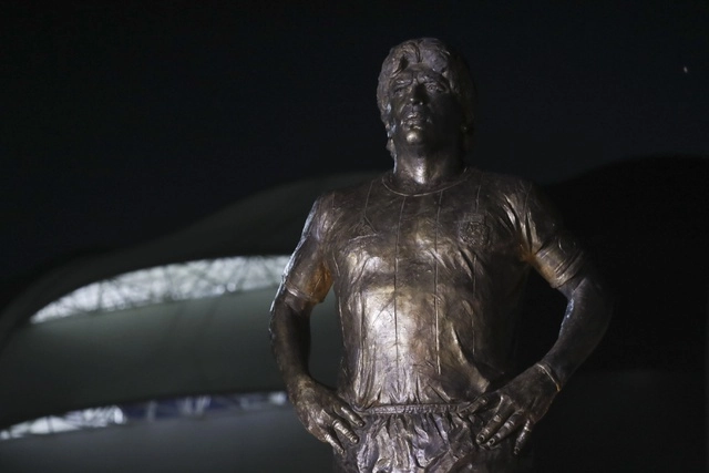 Estatua de cinco metros del fallecido astro del fútbol Diego Armando Maradona develada por selección argentina de fútbol en el Estadio Único Madre de Ciudades. Foto Afp