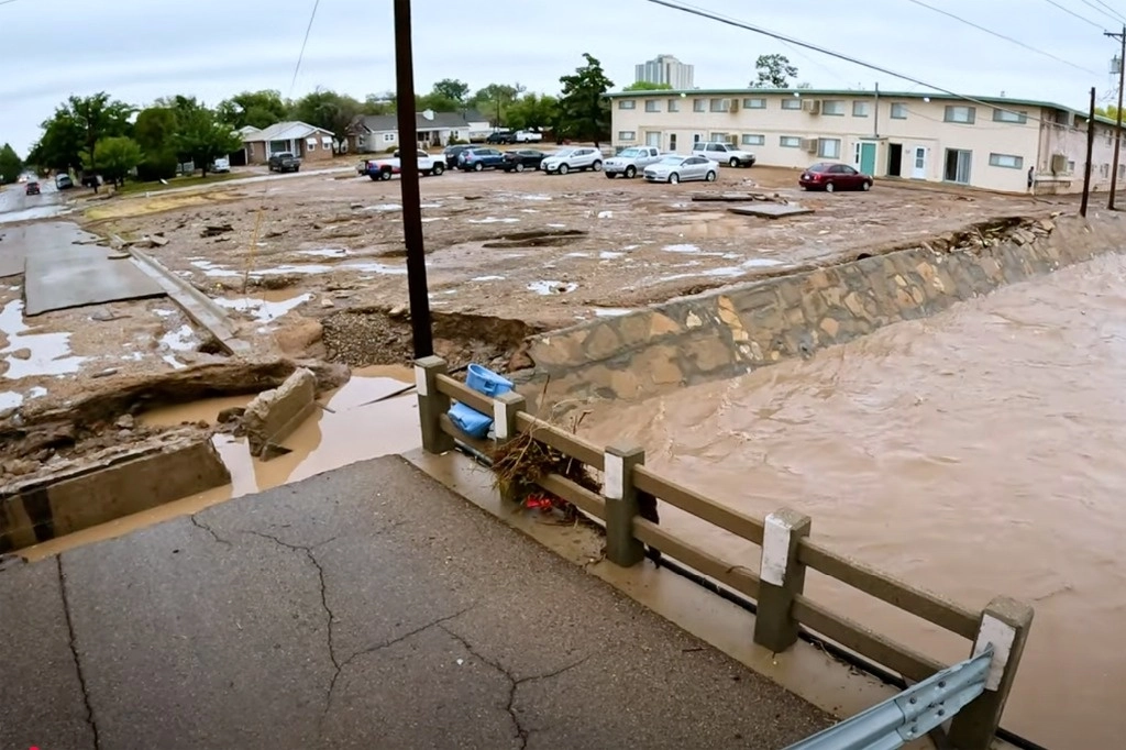 Escombros y daños causados ​​por graves inundaciones en Roswell, Nuevo México, el 20 de octubre de 2024. Foto Ap