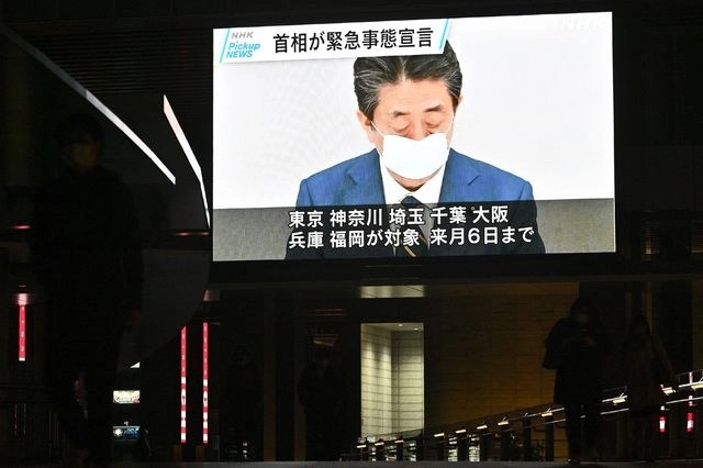 El primer ministro japonés Shinzo Abe declaró estado de emergencia de una duración inicial de un mes para Tokio y otras seis regiones del archipiélago. Foto Afp 