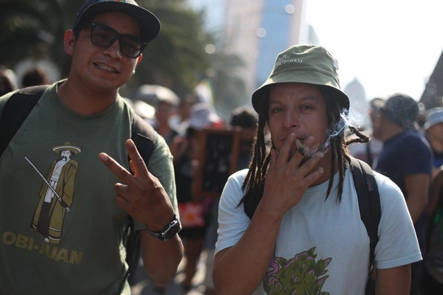 Una persona fuma un cigarro de mariguana durante una protesta en imagen de archivo. Foto Yazmín Ortega