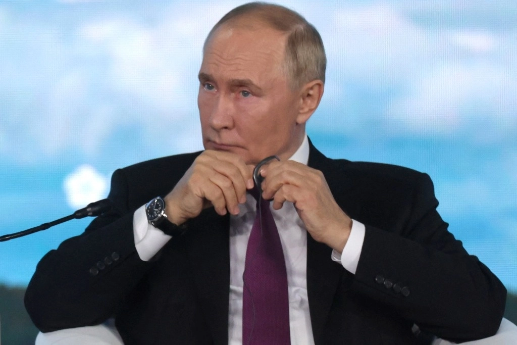 El presidente ruso Vladimir Putin asiste a una sesión plenaria del Foro Económico Oriental en Vladivostok, Rusia, el 5 de septiembre de 2024. Foto Afp