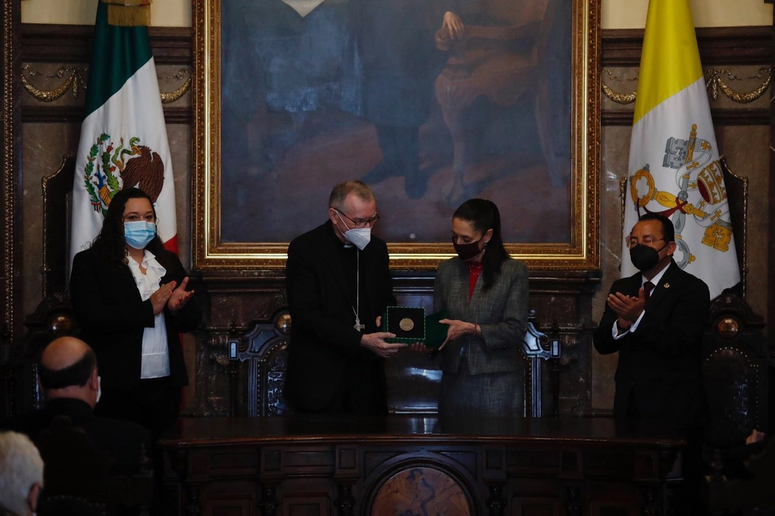 La jefa de Gobierno, Claudia Sheinbaum, encabeza la ceremonia de nombramiento de huésped distinguido al cardenal Pietro Parolin, secretario de Estado del Vaticano, el 21 de junio de 2021. Foto Cristina Rodríguez