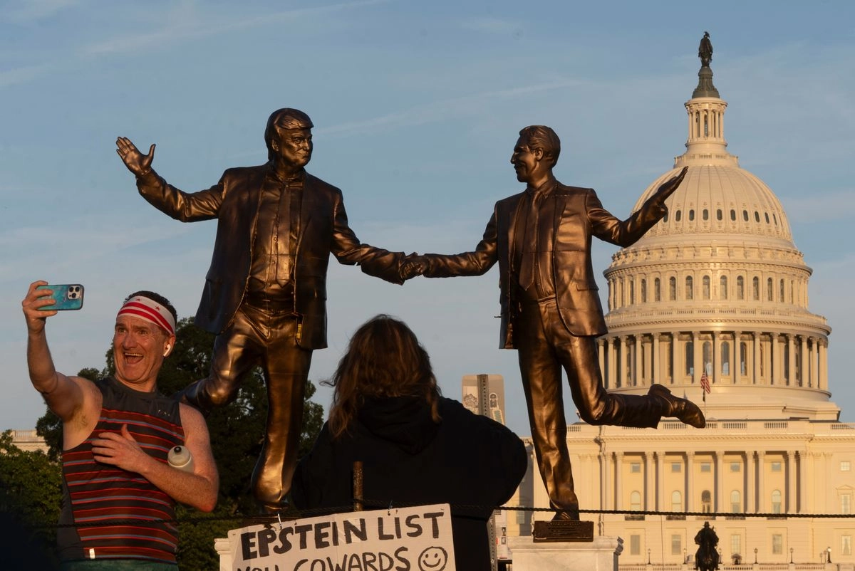 Una escultura de protesta que representa al presidente Trump y a Jeffrey Epstein, el criminal sexual fallecido y amigo del magnate, apareció esta semana cerca del Capitolio, y fue retirada horas después.