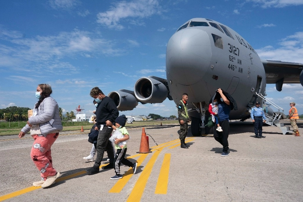 Migrantes hondureños deportados de Estados Unidos arriban en un vuelo militar a la Base Aérea Coronel Armando Escalón Espinal, en el municipio de La Lima, en el departamento de Cortés, Honduras, el 31 de enero de 2025. Foto Xinhua
