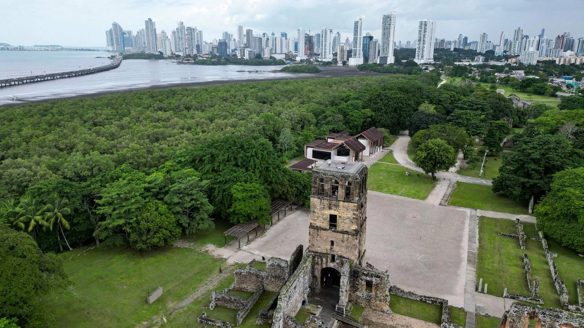 Vista aérea de las ruinas de la Catedral de Nuestra Señora de la Asunción en Panamá Viejo, Ciudad de Panamá, el 8 de julio de 2025.