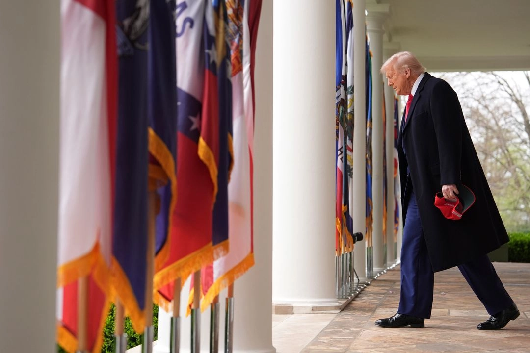El presidente Donald Trump llega para hablar durante un evento para anunciar nuevos aranceles en el Jardín de Rosas de la Casa Blanca, el miércoles 2 de abril de 2025, en Washington. Foto
