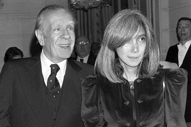 El escritor argentino Jorge Luis Borges con su esposa Maria Kodama llegan al Palacio del Elíseo en París, el 19 de enero de 1983, antes de ser galardonados con la Legión de Honor por el presidente francés François Mitterrand. Foto Afp