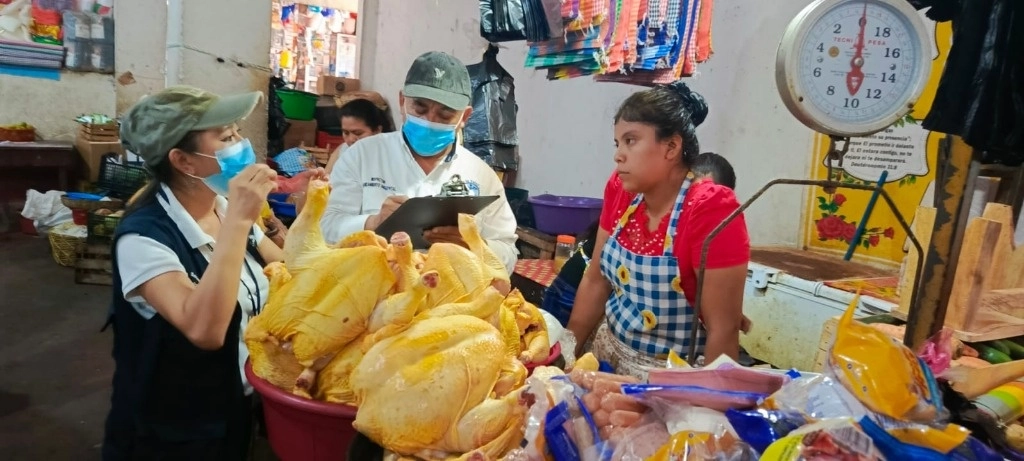 Entre las recomendaciones emitidas por el Ministerio de Salud Pública, se exhorta a la población a manejar adecuadamente los alimentos. Foto tomada de X @MinSaludGuate.