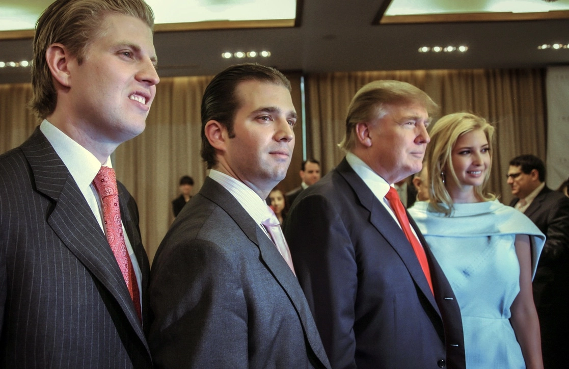 Donald Trump, presidente y director ejecutivo de la Organización Trump, posa con sus hijos en la inauguración del Trump SoHo de Nueva York, en imagen de archivo. Foto Ap