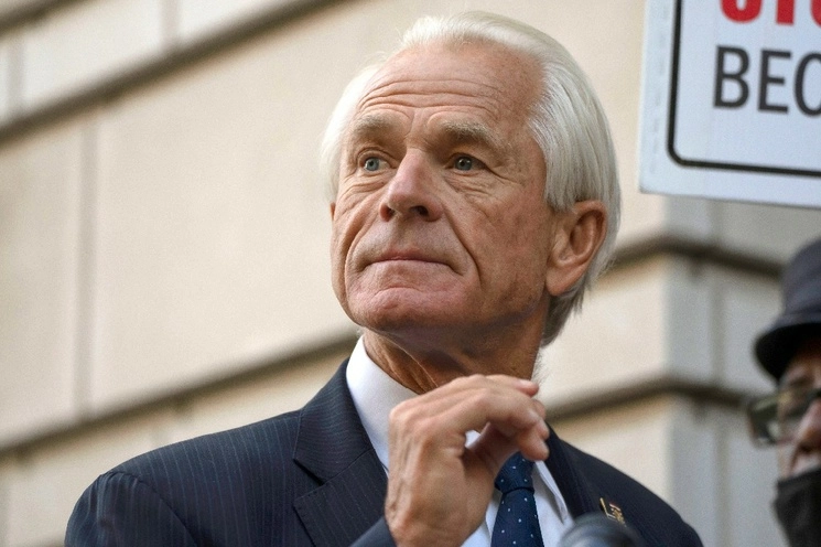 Peter Navarro, ex asesor comercial del ex presidente de EU, Donald Trump, enfrenta de 30 días a un año de prisión, dijo la fiscal federal,  fiscal federal Elizabeth Aloi. Foto Ap
