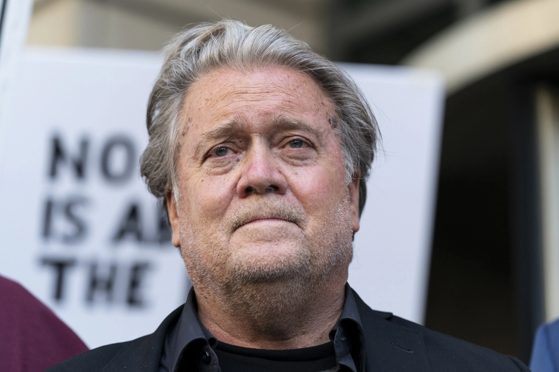El ex estratega de la Casa Blanca, Steve Bannon, al salir de la corte federal en Washington, el 22 de julio de 2022. Foto Ap