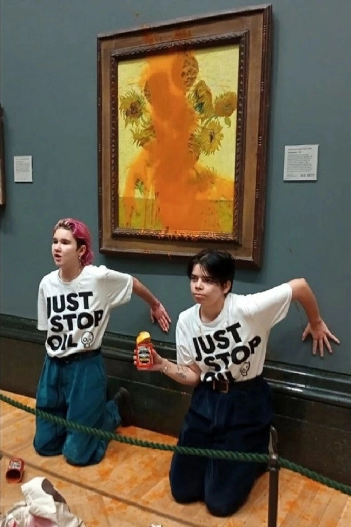 El 14 de octubre de 2022, Anna Holland y Phoebe Plummer, arrojaron sopa a la pintura 'Los Girasoles' de Vincent Van Gogh, exhibida en la National Gallery de Londres. Foto Ap