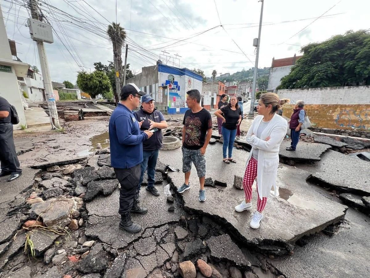  Una calle de la colonia Peñuelas, en la capital de Querétaro, quedó intransitable al ser prácticamente destrozada por las intensas corrientes que se generaron con las tormentas ocurridas entre viernes y sábado.