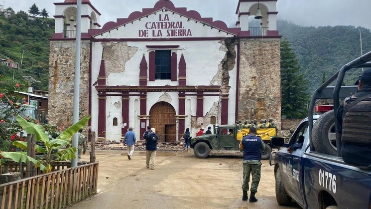 Afectaciones en la Catedral de San Juan Ozolotepec, Oaxaca, tras el sismo del 23 de junio. Foto de Twitter @alejandromurat