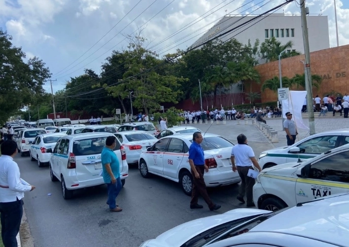 La norma en cuestión —que debe modificarse— viola la libertad del trabajo y genera exclusión injustificada para los conductores que prestan servicios de taxi en plataformas digitales, determinó. Imagen  ‘La Jornada’ / archivo 
