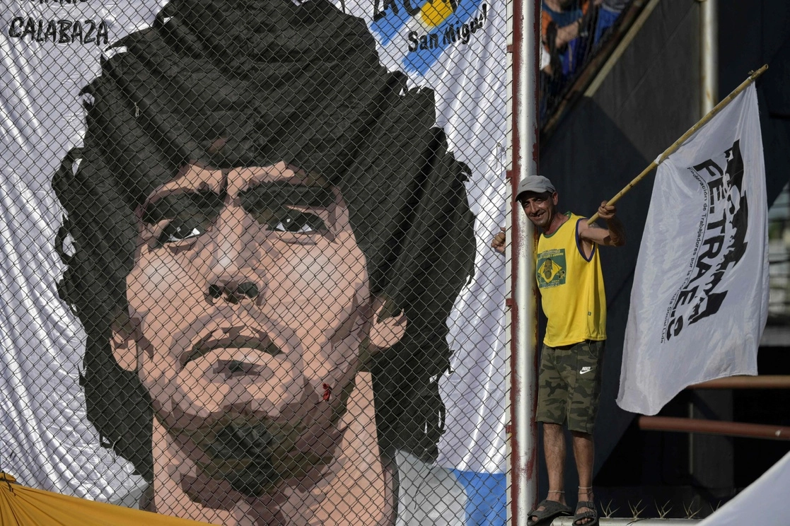 Manta con el rostro de Diego Maradona durante el acto conmemorativo por el 11 aniversario de la muerte de Néstor Kirchner, en Buenos Aires. Foto Afp