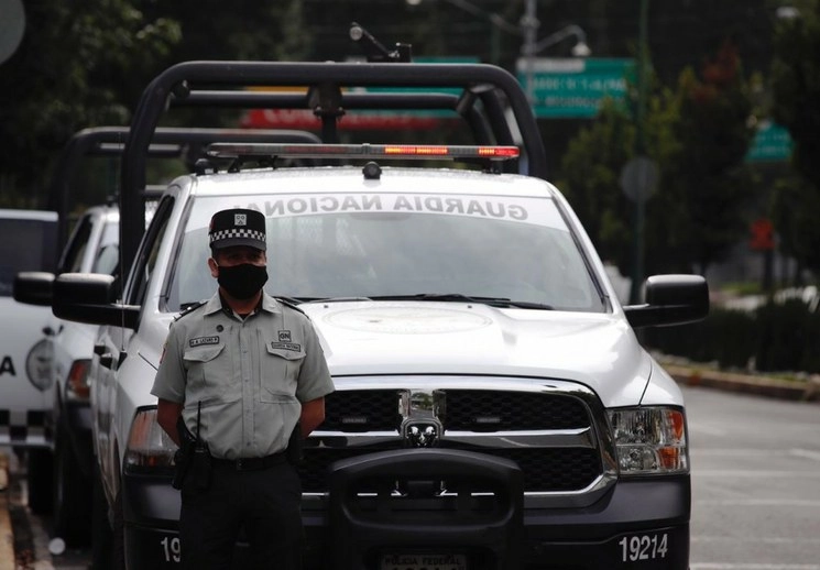 Elementos de la Guardia Nacional vigilan el exterior del Hospital Ángeles del Pedregal, donde se encuentra hospitalizado el ex director de Pemex, Emilio Lozoya, que comparecerá hoy por el caso Agro Nitrogenados, al sur de la Cuidad de México, el 28 de julio de 2020. Foto Cristina Rodríguez