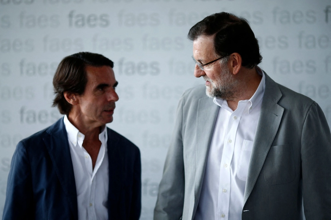 Los ex presidentes del gobierno español José María Aznar ( izquierda) y Mariano Rajoy negaron haber cobrado sobresueldos y haber autorizado una contabilidad paralela en el Partido Popular. Foto Afp / Archivo
