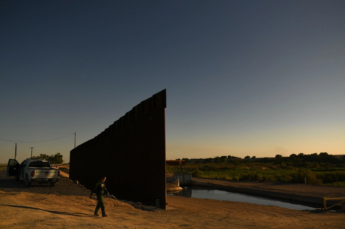 Vista de una sección del muro fronterizo entre Estados Unidos y México, en Yuma, Arizona. Foto Afp.