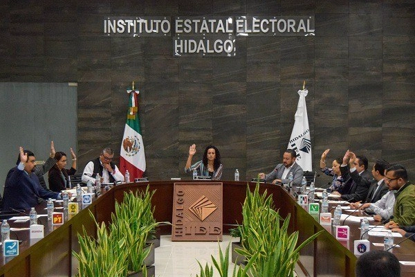 El Consejo General del Instituto Estatal Electoral de Hidalgo durante el proceso de registros de postulaciones de cada uno de los candidatos a las 84 presidencias municipales. Foto 'La Jornada'