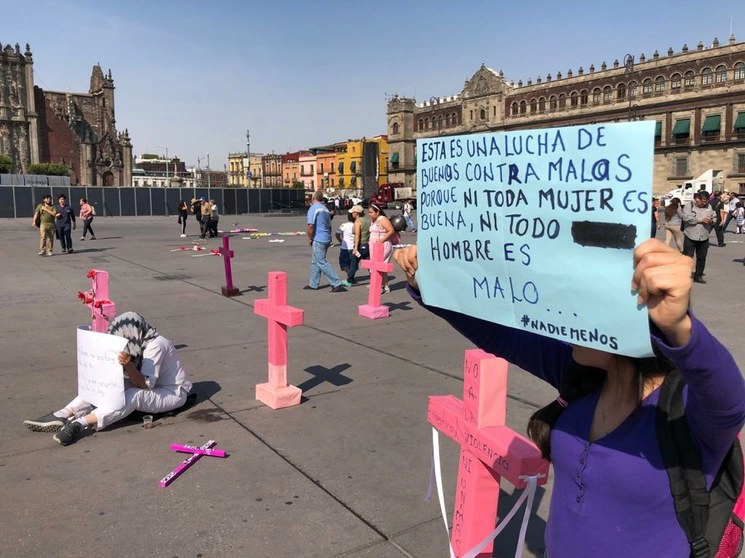 Mujeres de Guerrero se manifiestan en la Plaza de la Constitución por la violencia de género. Foto Roberto García Ortiz / Archivo
