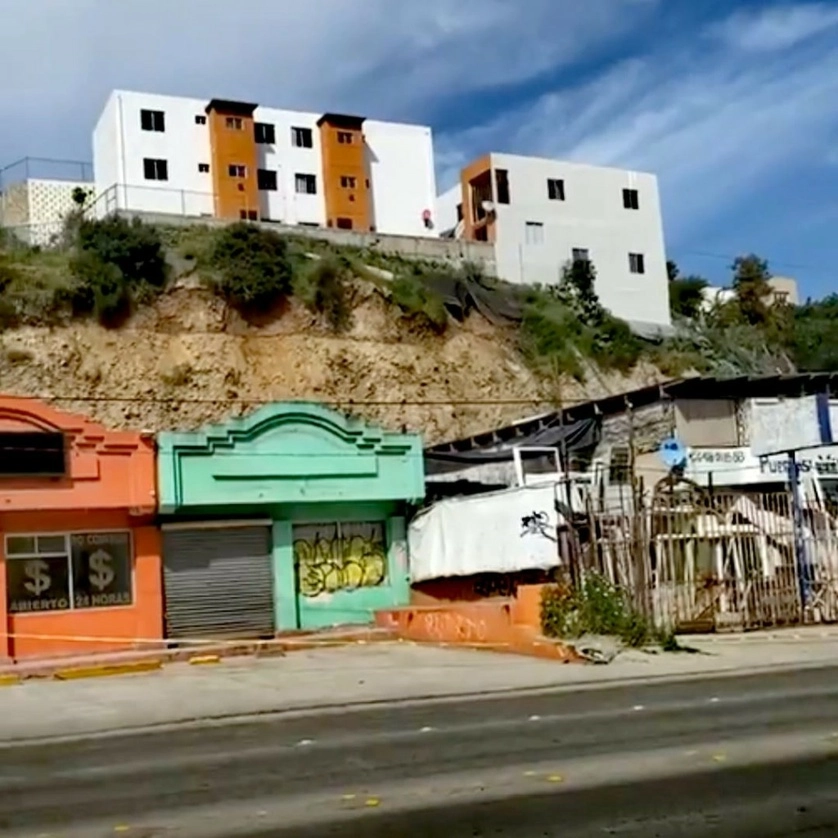 Desalojan a 40 personas que se encontraban en los condominios, se ordenó la cancelación de actividades en las accesorias y el cierre de la circulación. Foto Lindero Norte
