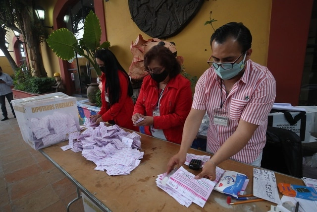 Recuento de votos para la revocación de mandato en una casilla de la CDMX. Foto Luis Castillo / Archivo
