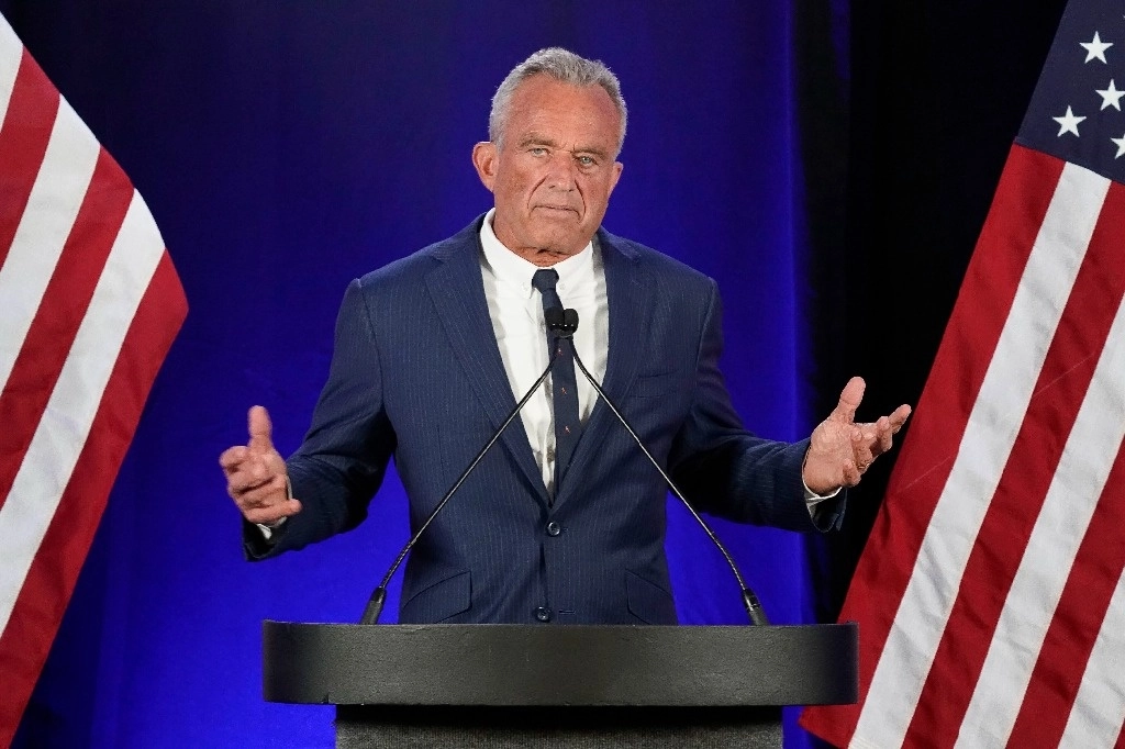El candidato presidencial independiente Robert F. Kennedy Jr. anuncia que suspende su campaña presidencial en una conferencia de prensa el 23 de agosto de 2024 en Phoenix. Foto Ap