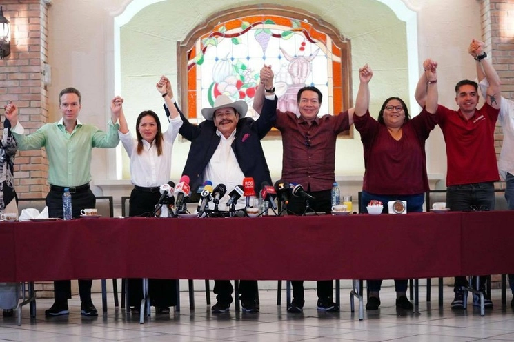 Manuel Velasco, Karen Castrejón, del Verde; Mario Delgado y Citlalli Hernández, levantan la mano del aspirante de Morena (al centro). Foto Twitter de Armando Guadiana 
