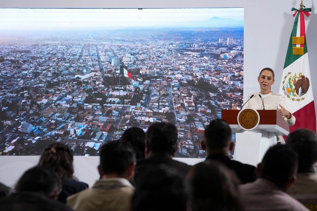 “Voy a saludar a distancia porque tenemos demasiadas cosas que atender, pero va a ser muy buen tianguis turístico y voy a estar representada con nuestra secretaria de Turismo, Josefina (Rodríguez Zamora), y la gobernadora María del Pilar (Ávila)”.