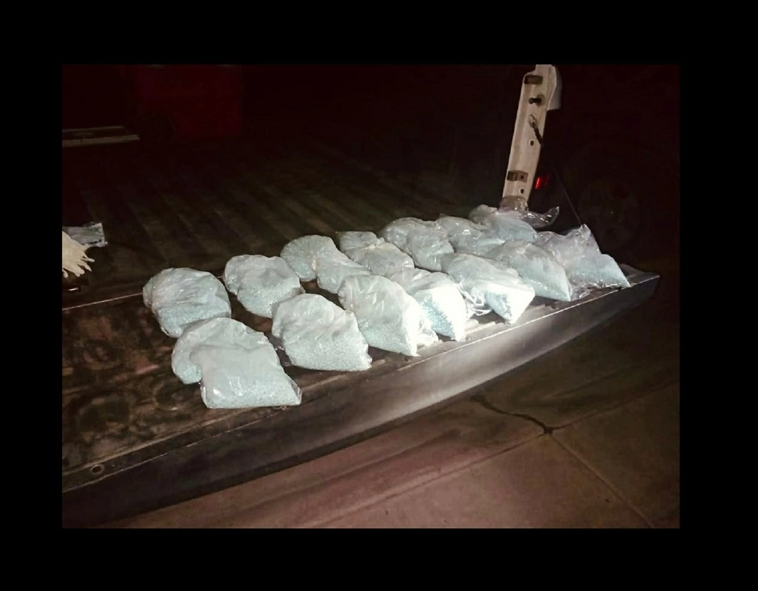 La droga era transportada a bordo de una camioneta en 14 bolsas de plástico. Foto Tomada del Twitter @fgjesonora