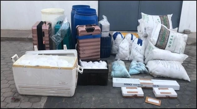 Además de los detenidos, la autoridad halló en el lugar 942 kilos de metanfetamina, 16 kilos de una droga sintética aún por identificar, 613 kilos de precursores químicos, dos armas, cartuchos y dos vehículos. Foto difundida por FGR 
