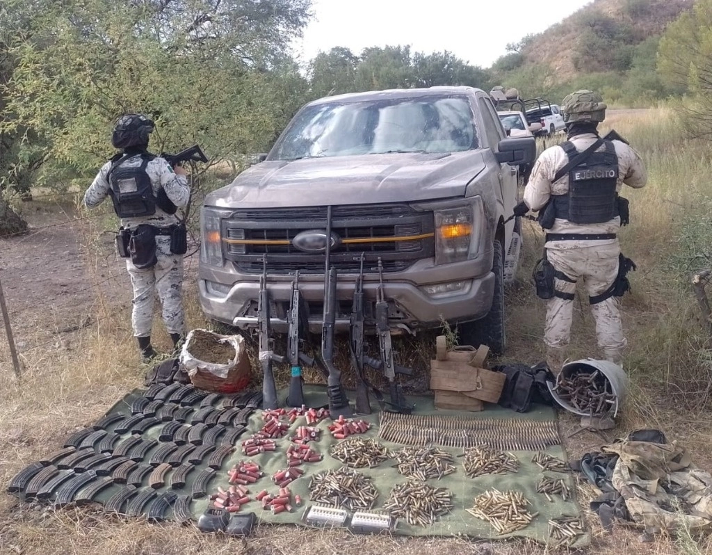 En Sonora, personal de la Guardia Nacional, en coordinación con elementos del Ejército, aseguraron una camioneta con artefactos explosivos improvisados, armas largas, cargadores y cartuchos útiles, además de un paquete con mariguana. Imagen tomada de @GN_MEXICO_
