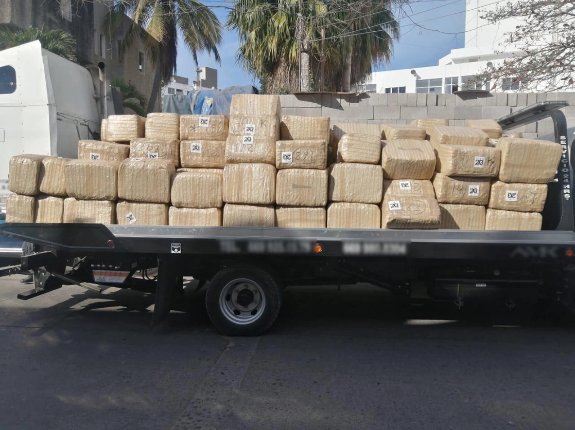 En la imagen, el tractocamión que transportaba más de dos toneladas de posible marihuana. Foto cortesía GN