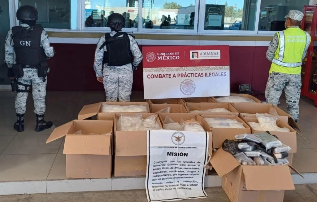 Elementos de la Guardia Nacional, en coordinación con personal de Aduanas, aseguraron un cargamento de casi media tonelada de drogas sintéticas, integrado por cocaína, fentanilo y metanfetamina que era transportado en un tractocamión. Foto Gustavo Castillo