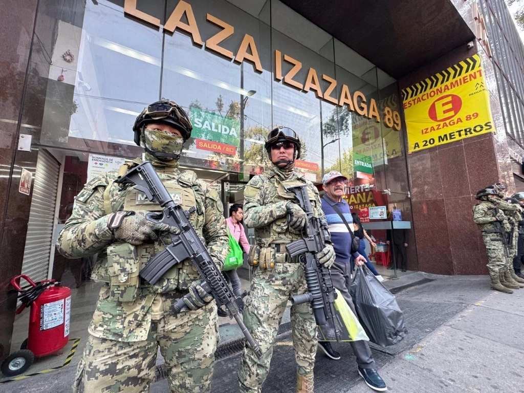 Operativo en una plaza de productos chinos ubicada en Izazaga 89, en la que participan policías capitalinos y elementos de la Marina, en la Ciudad de México. Foto Alfredo Domínguez