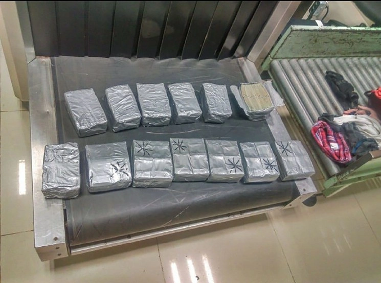 El numerario de los billetes es equivalente a 4 millones
931 mil 323 pesos. El presunto dueño de la maleta quedó detenido. Foto cortesía Sedena