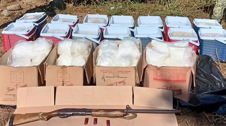 Junto con la droga fueron asegurada un arma larga. Foto Sedena