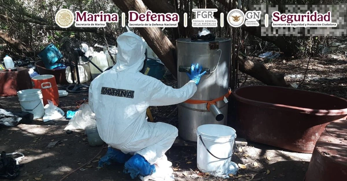 Elementos de la Semar detectaron los narcolaboratorios cuando realizaban recorridos terrestres, y en los sitios de producción de drogas ilícitas hallaron de 4 mil 900 kilos de metanfetamina, 3 mil 180 litros de sustancias químicas, seis reactores de mil 500 litros y otros materiales. Foto 
