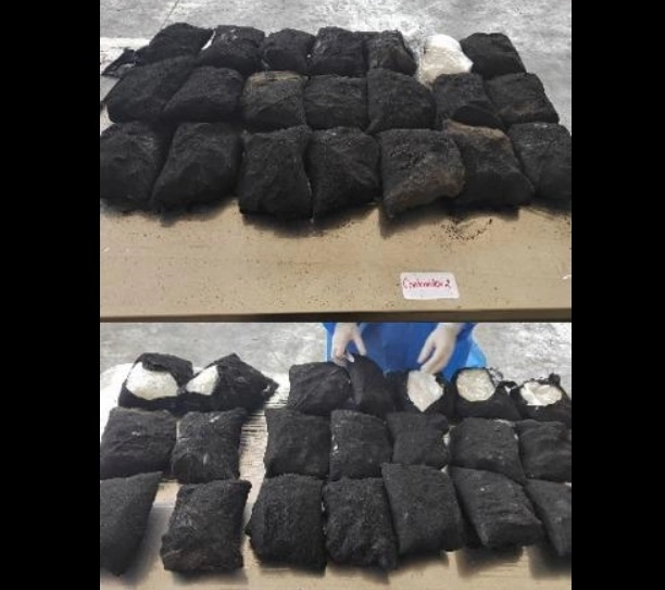 La droga estaba en 42 paquetes envueltos en plástico negro que contenían cristal de color blanco. Imagen cortesía Semar 