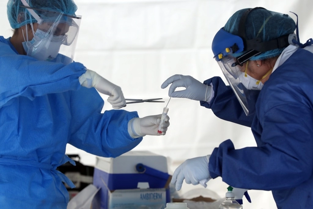 Personal del sector salud recolecta muestras de personas con síntomas de Covid-19 en un quiosco instalado en la Ciudad de México, el 25 de septiembre de 2020. Foto José Antonio López