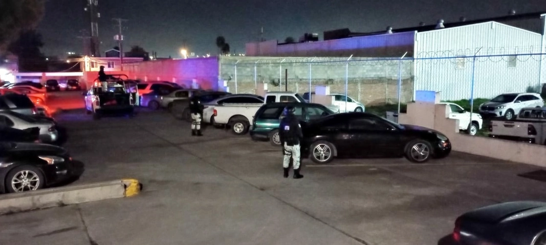 El Ejército, la Guardia Nacional y la Fiscalía General de la República aseguraron un centro de acopio de drogas, donde se halló fentanilo, metanfetamina, cocaína, armamento y varios vehículos. Foto cortesía de la Sedena