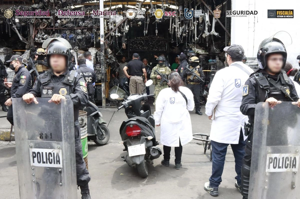 Elementos de la SSC ejecutaron las 13 órdenes de cateo en inmuebles de las alcaldías Iztapalapa, Cuauhtémoc y Gustavo A. Madero, donde previamente se habían identificado puntos de desmantelamiento de vehículos y motocicletas ubicados en varias colonias. Foto cortesía para 