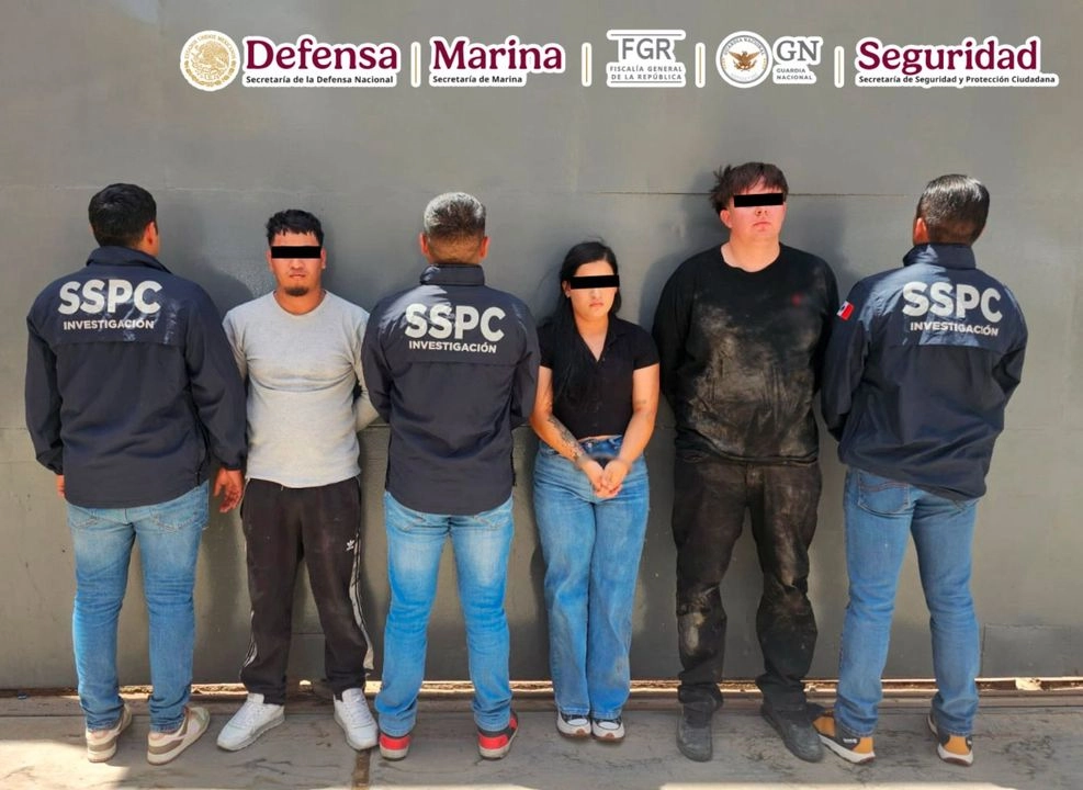 En un operativo encabezado por la Fiscalía General de la República, y en el que participaron otras instituciones del Gabinete de Seguridad, en Ciudad Juárez fueron detenidos dos hombres y una mujer que trasladaban 110 mil pastillas de fentanilo. Foto cortesía 