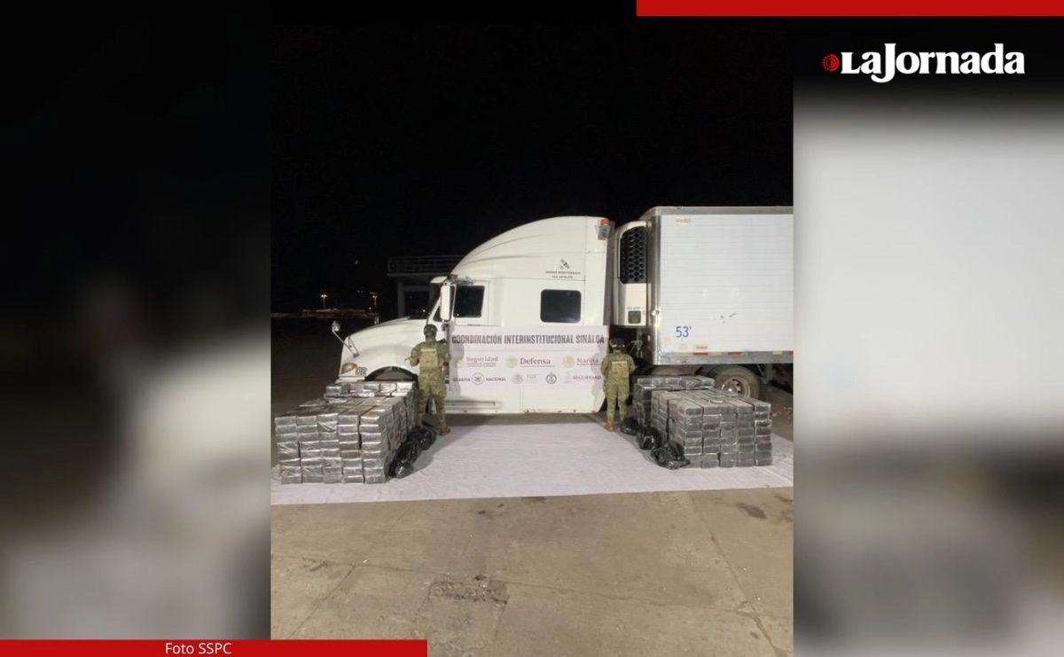 El aseguramiento se realizó en la terminal de transbordadores del puerto, donde elementos de la Marina, en coordinación con Defensa, la Guardia Nacional, la Fiscalía General de la República y la Secretaría de Seguridad y Protección Ciudadana inspeccionaron un tractocamión acoplado a una caja con doble fondo.