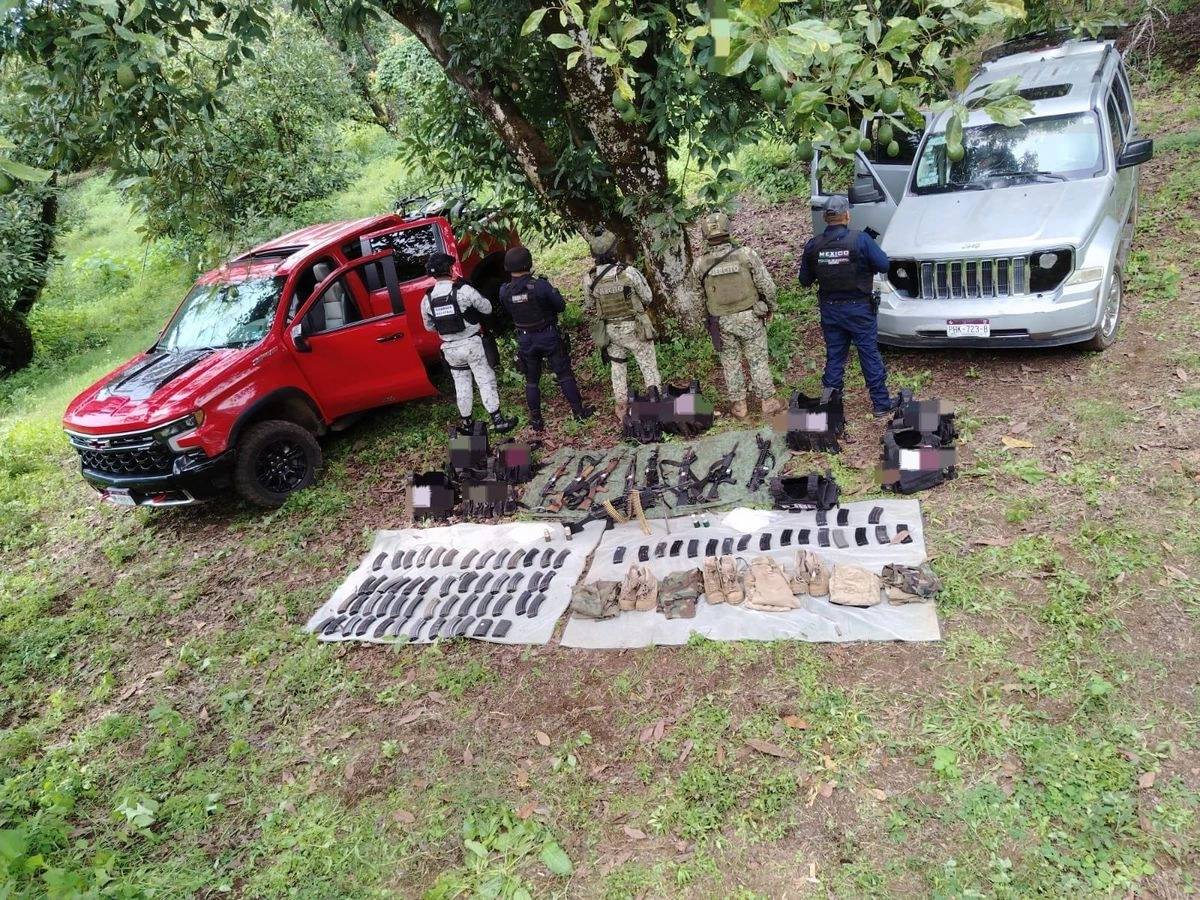 Por la mañana en la localidad de Toreo el Alto, municipio de Uruapan, se localizaron otras nueve armas de fuego, cuatro granadas y equipo táctico con las siglas CJNG, así como dos camionetas. No hubieron detenidos. Foto 