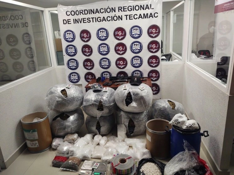 En el cateo fueron asegurados siete paquetes con mariguana, de lidocaína, de cafeína, de procaína, anfetaminas, metanfetamina, entre otros. Foto ‘La Jornada’