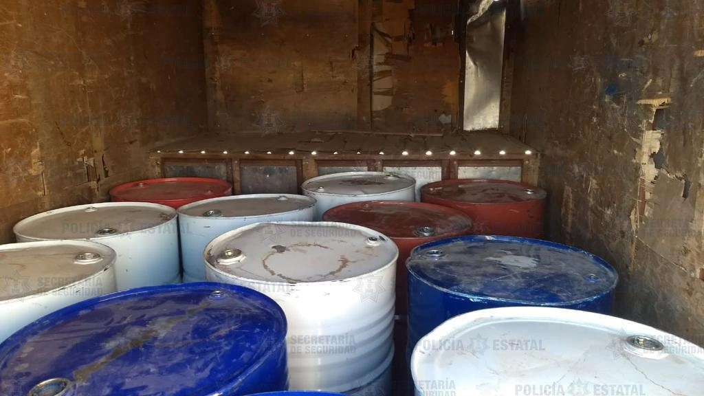 Policías del Edomex aseguraron 20 tambos de posibles precursores químicos y bultos de material para fabricar droga. Foto Twitter @SS_Edomex 