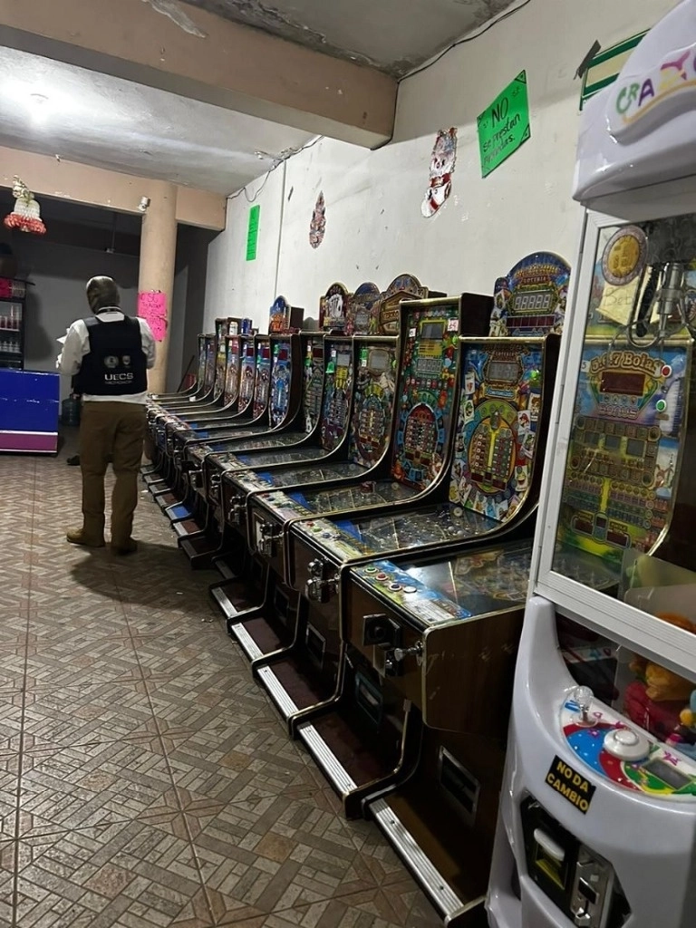 Elementos de la Sedena, SSP y la FGE de Michoacán participaron en el operativo en el que se decomisaron máquinas tragamonedas y 19 inmuebles usados como punto de venta de drogas. Foto tomada de X @FiscaliaMich