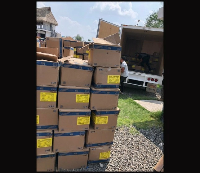 Agentes de la Fiscalía General de la Republica en Jalisco catearon un inmueble en el municipio de Tlajomulco de Zúñiga, donde localizaron y recuperaron 381 cajas con medicamento para diálisis. Foto cortesía de la dependencia